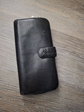 Amanda Smith Black Leather Zip Wallet